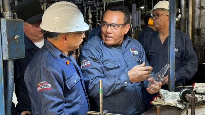 Ministro Tellechea impulsa la producción nacional en su visita a Venvidrio y Civetchi